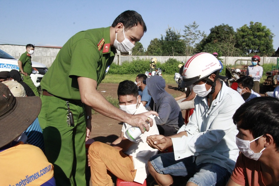 Hàng trăm người dân lái xe công nông đi gắn biển phản quang - 2 Hàng trăm người dân lái xe công nông đi gắn biển phản quang - 2