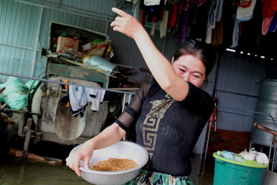Lũ đi qua, chỉ còn lại bùn non và nước mắt... - 9 Lũ đi qua, chỉ còn lại bùn non và nước mắt... - 9