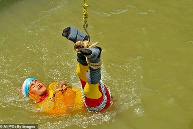 Ảo thuật gia chết đuối khi thực hiện thử thách “thoát thân” dưới sông