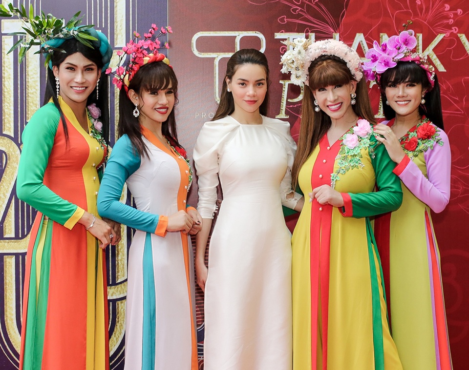 Hồ Ngọc Hà ngại ngùng khi hát lô tô cùng đoàn nghệ sĩ chuyên nghiệp - 13 Hồ Ngọc Hà ngại ngùng khi hát lô tô cùng đoàn nghệ sĩ chuyên nghiệp - 13