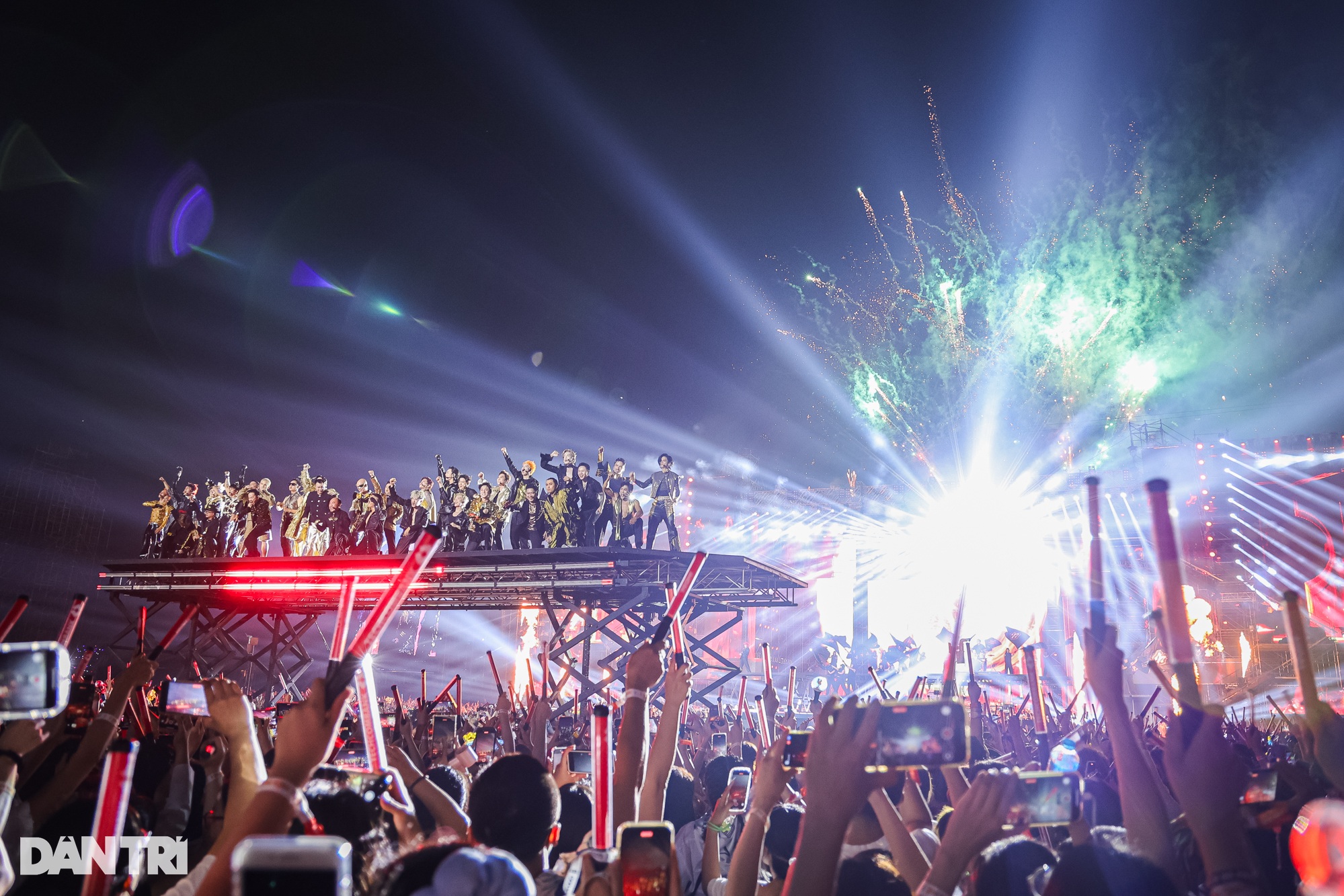 Concert Anh trai: 5 tiếng bùng nổ, vạn khán giả hò hét dưới mưa nhân tạo - 1 Concert Anh trai: 5 tiếng bùng nổ, vạn khán giả hò hét dưới mưa nhân tạo - 1