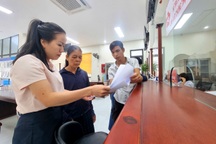 Cán bộ tận tình, người dân phấn khởi làm thủ tục cấp sổ đỏ ngay tại xã