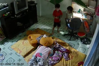 Cướp táo tợn đập cửa, lấy iPad của 2 cháu bé