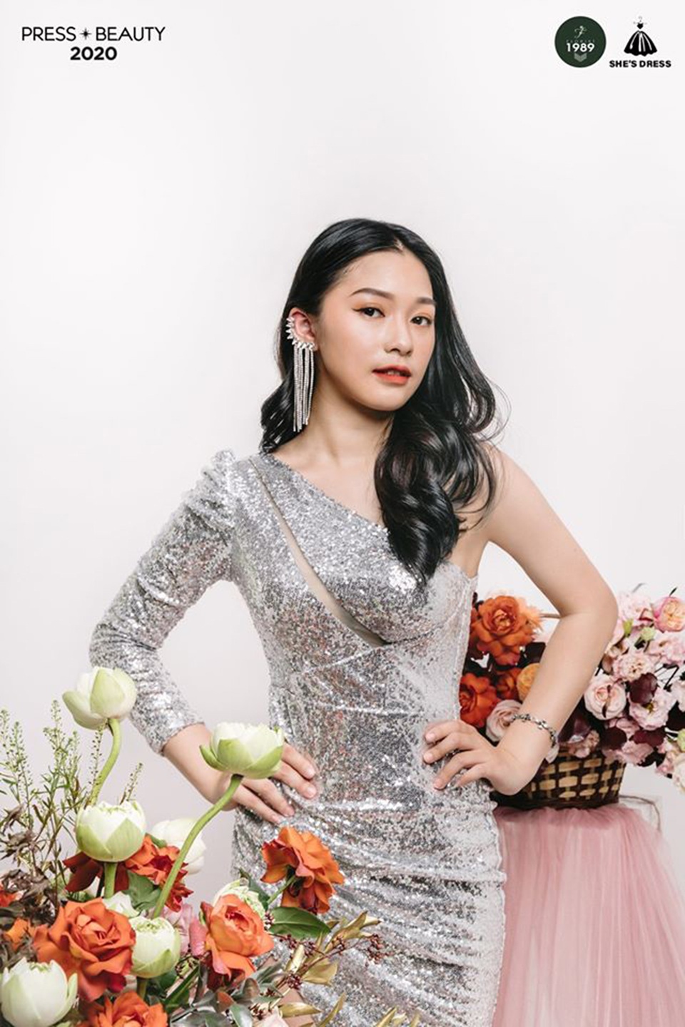 Top 10 thí sinh Hoa khôi trường Báo khoe sắc cùng hoa - 10 Top 10 thí sinh Hoa khôi trường Báo khoe sắc cùng hoa - 10