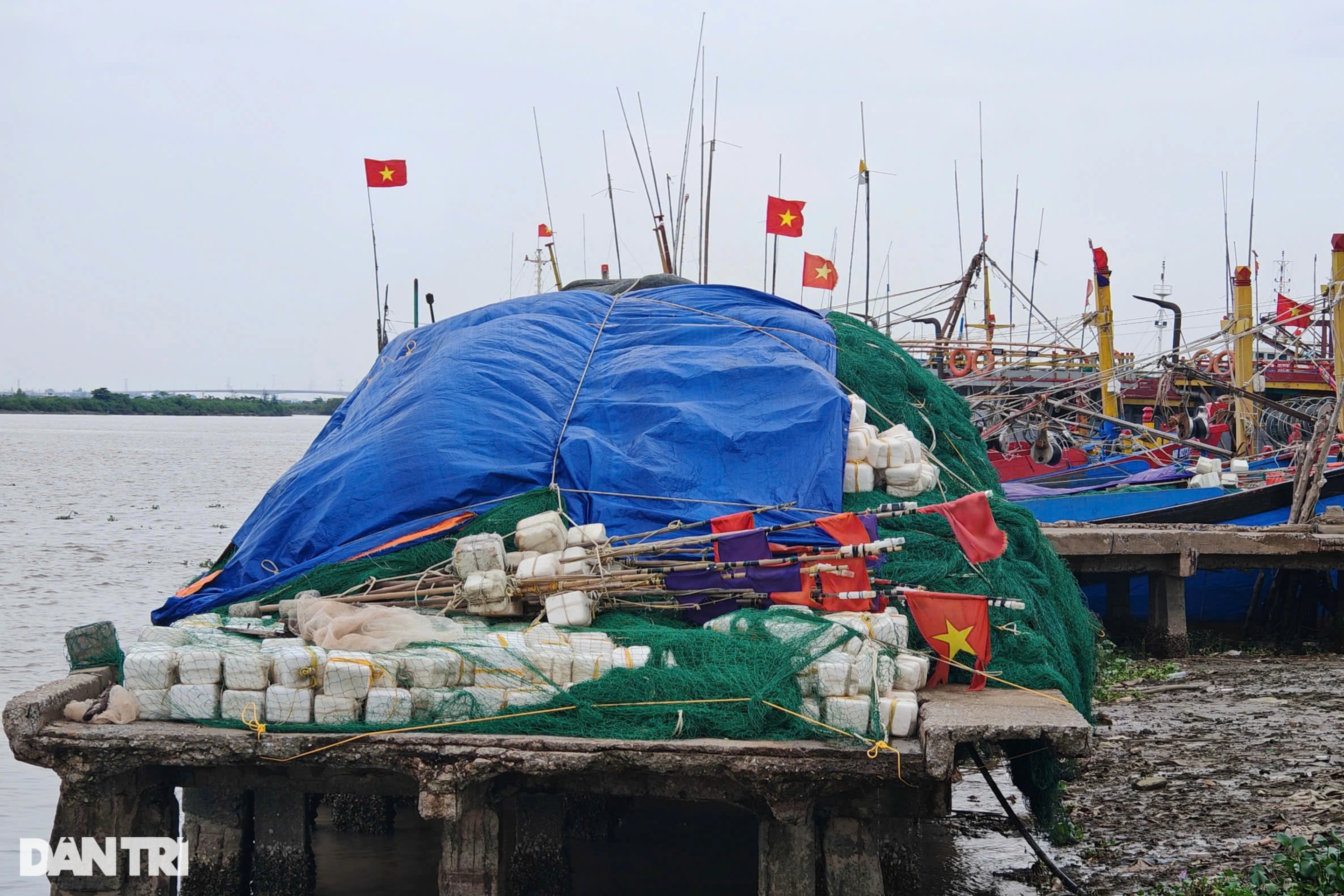 Người dân Nam Định hối hả chuẩn bị để ứng phó với bão Yagi - 3