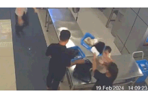 Thót tim khoảnh khắc đỡ em bé ngã tại sân bay Nội Bài