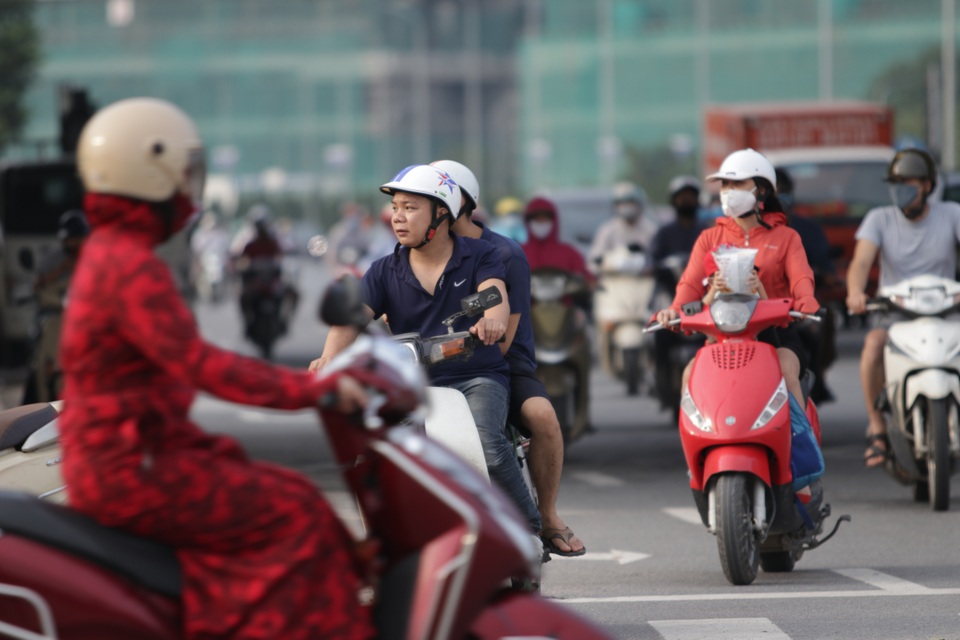 Đoàn hàng trăm người rồng rắn ngược chiều ở đường gom Đại lộ Thăng Long - 12 Đoàn hàng trăm người rồng rắn ngược chiều ở đường gom Đại lộ Thăng Long - 12