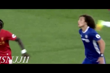 David Luiz đổ máu sau pha va chạm với Sadio Mane
