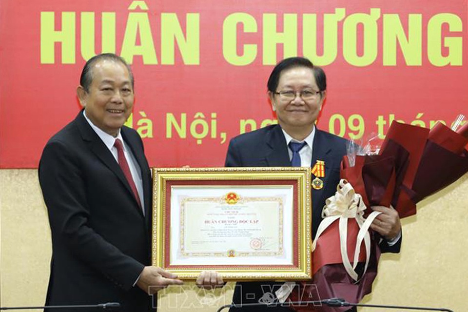 Trao Huân chương Độc lập hạng Nhì tặng nguyên Bộ trưởng Nội vụ Lê Vĩnh Tân - 2 Trao Huân chương Độc lập hạng Nhì tặng nguyên Bộ trưởng Nội vụ Lê Vĩnh Tân - 2