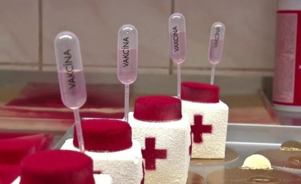 Quán cà phê hút khách với món bánh hình lọ vaccine ngừa Covid-19 - 1 Quán cà phê hút khách với món bánh hình lọ vaccine ngừa Covid-19 - 1
