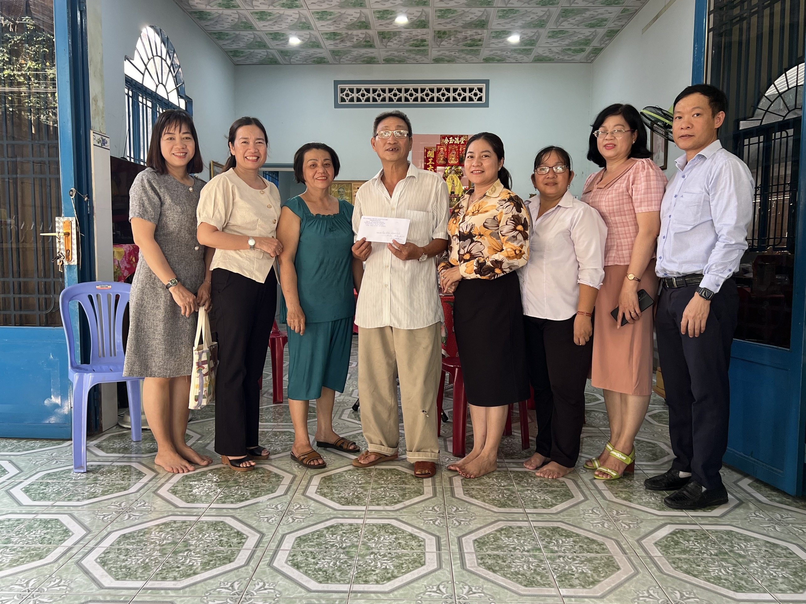 Công đoàn Cơ sở thăm tặng quà cho ông Trịnh Công Cẩn (97 tuổi)-Cha liệt sĩ và _ông Trần Thanh Liêm, thương binh ngụ tại phường Phú Lợi, thàn.jpg Công đoàn Cơ sở thăm tặng quà cho ông Trịnh Công Cẩn (97 tuổi)-Cha liệt sĩ và _ông Trần Thanh Liêm, thương binh ngụ tại phường Phú Lợi, thàn.jpg