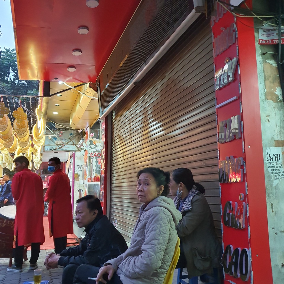 Kỳ lạ: Chủ tiệm vàng đóng cửa ngủ kỹ ngày vía Thần Tài - 8 Kỳ lạ: Chủ tiệm vàng đóng cửa ngủ kỹ ngày vía Thần Tài - 8