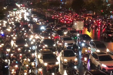 Hà Nội: Đường phố ùn tắc kinh hoàng, người xe chôn chân trong mưa lạnh