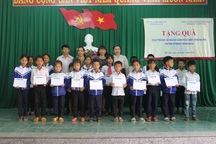 Trao 140 suất học bổng Grobest đến trẻ em nghèo hiếu học Đắk Lắk