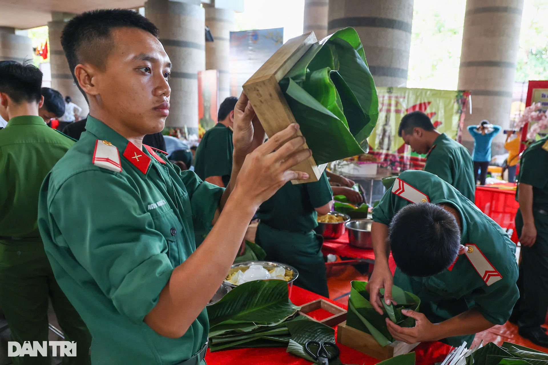Hundreds of people compete to wrap Chung cakes to commemorate King Hung in Ho Chi Minh City - 4