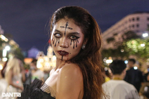 Giới trẻ TPHCM hóa trang kỳ dị chơi Halloween sớm ở phố Nguyễn Huệ