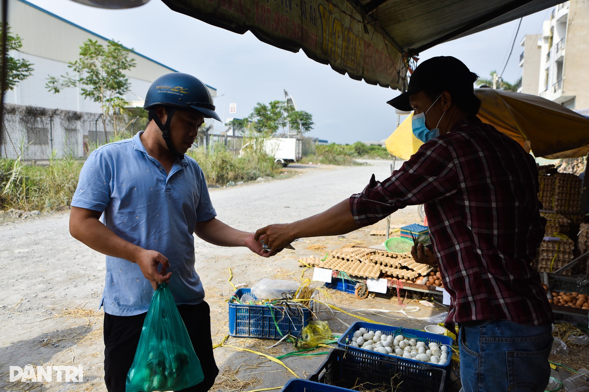 Người dân than trời vì con đường hơn 20 năm chưa từng trải nhựa - 7 Người dân than trời vì con đường hơn 20 năm chưa từng trải nhựa - 7
