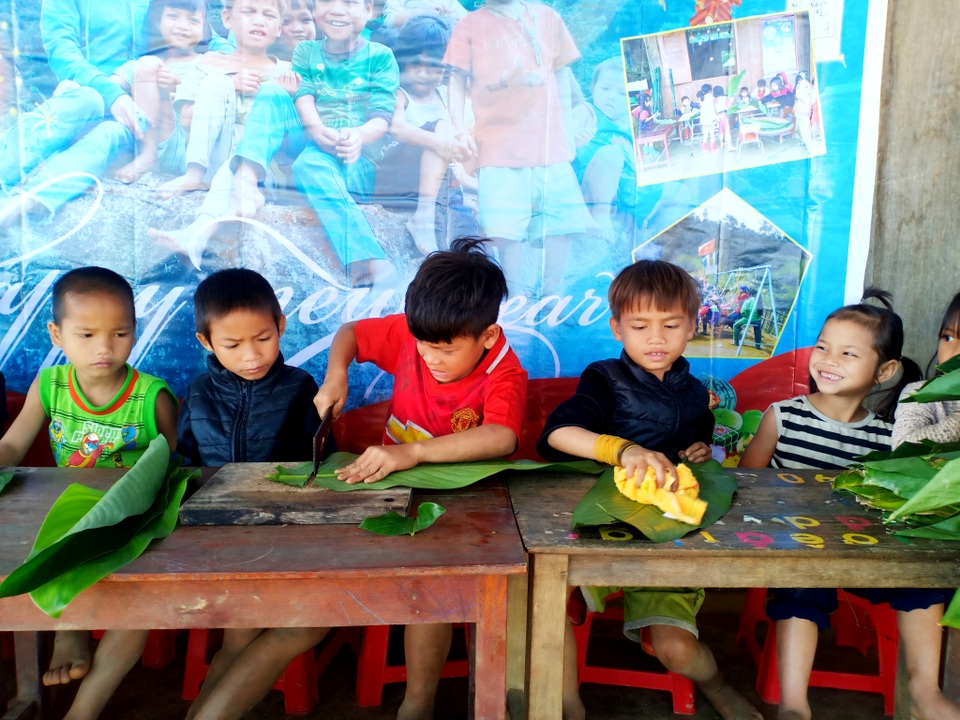 Thầy trò vùng cao cùng nấu bánh chưng tặng học sinh nghèo đón Tết - 6 Thầy trò vùng cao cùng nấu bánh chưng tặng học sinh nghèo đón Tết - 6