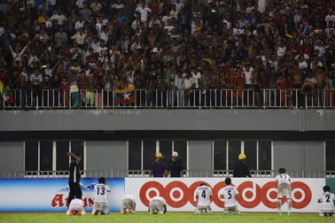 Cầu thủ nữ Myanmar quỳ xin khán giả nhà đừng gây rối