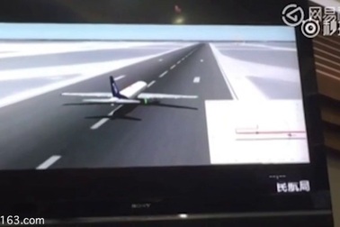 Thót tim với khoảnh khắc phi công xử lý tình huống tránh hai máy bay đâm nhau