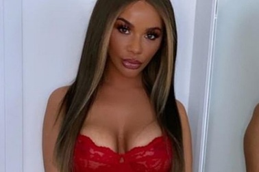 Chelsee Healey mặc gợi cảm ở nhà chống dịch