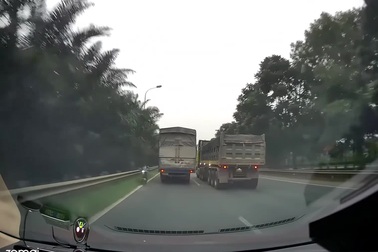 Tài xế giật mình phát hiện học sinh chạy xe điện ngược chiều trên cao tốc