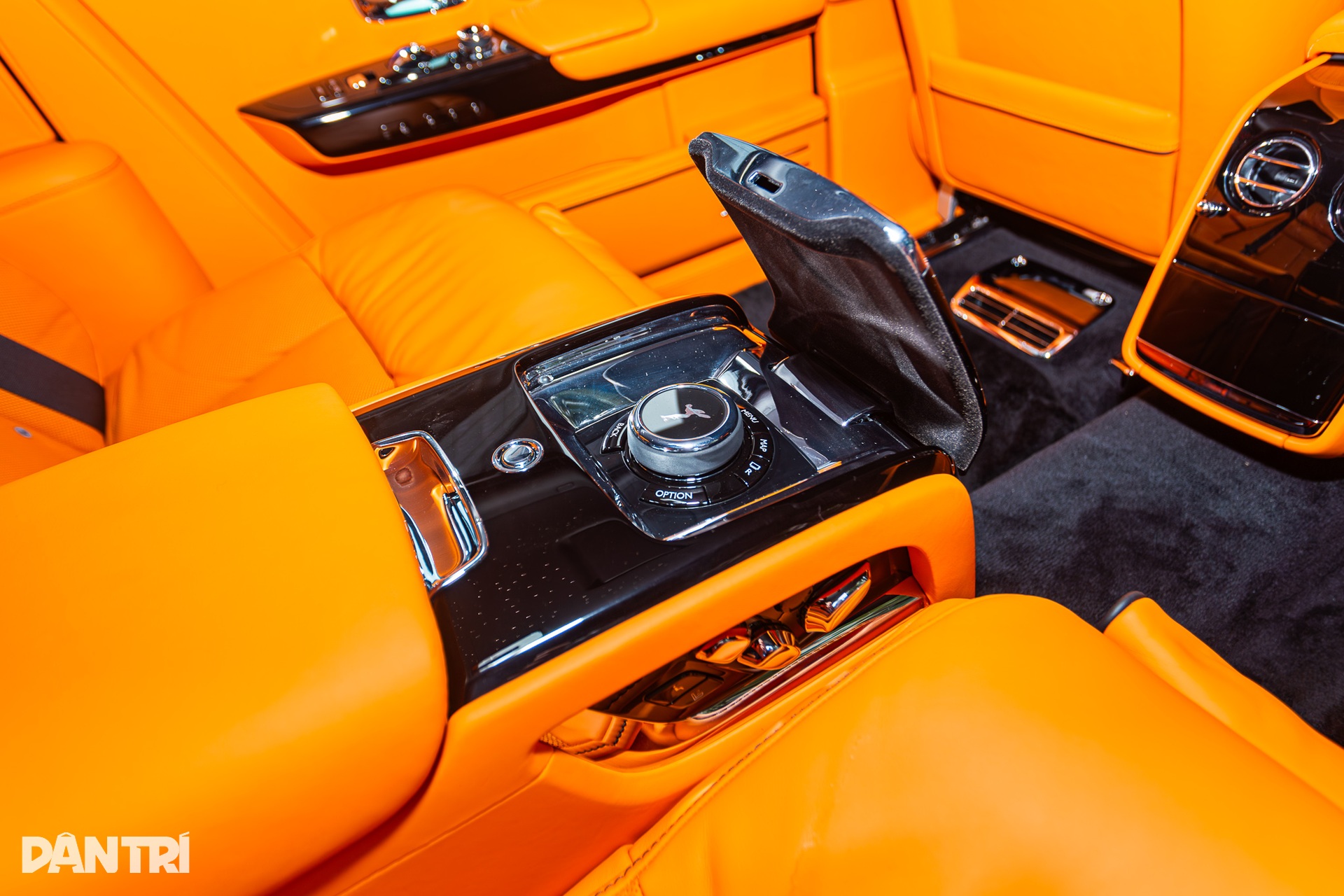 Rolls-Royce Phantom VIII chào giá 62 tỷ, rao 3 năm chưa tìm được người mua - 10