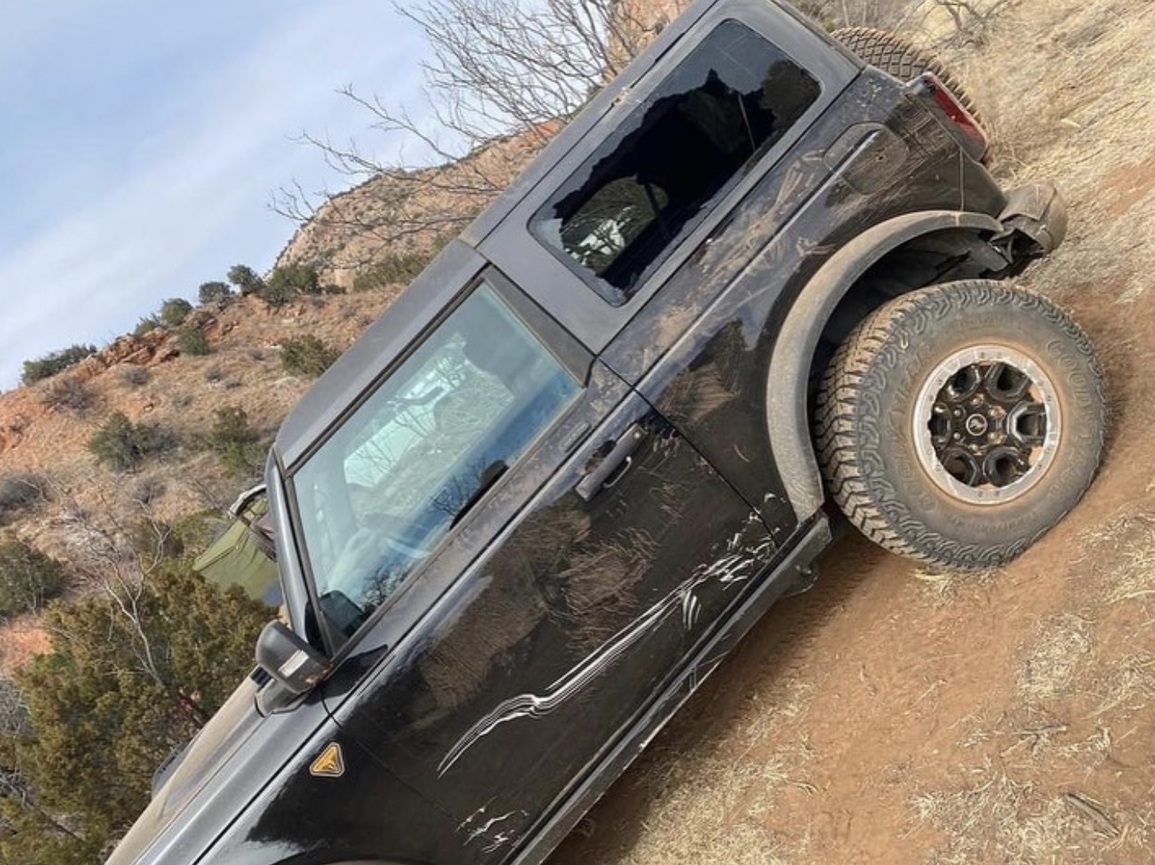 Hình ảnh hổ thẹn của chiếc xe được quảng cáo là chiến binh off-road - 2 Hình ảnh hổ thẹn của chiếc xe được quảng cáo là chiến binh off-road - 2