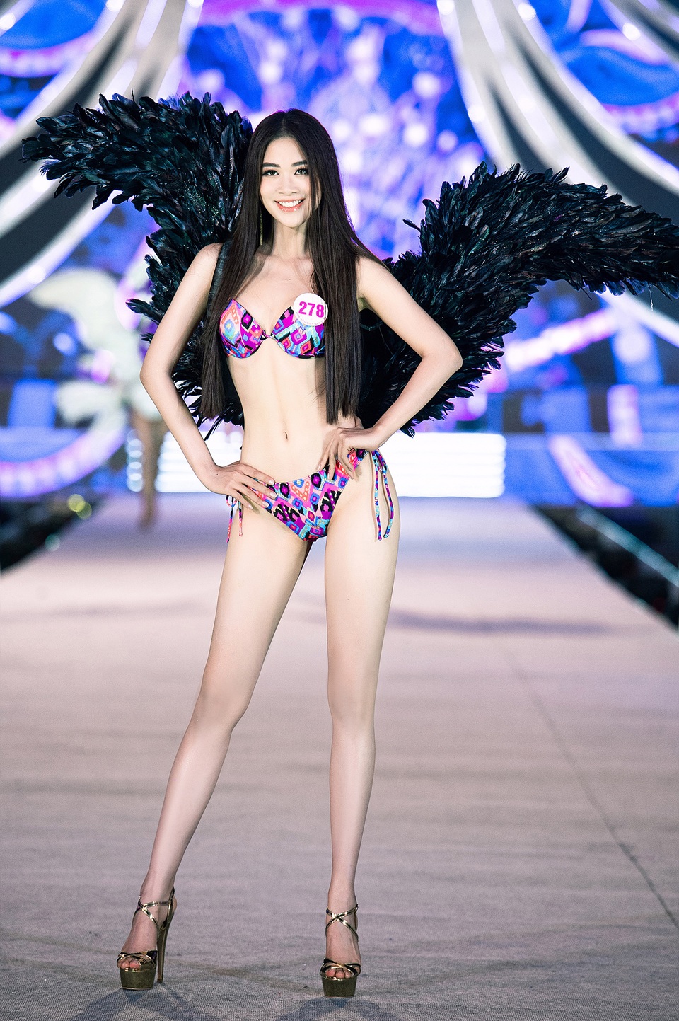 Trần Tiểu Vy, Phương Nga và Thúy An cùng Top 35 trình diễn bikini nóng bỏng - 15 Trần Tiểu Vy, Phương Nga và Thúy An cùng Top 35 trình diễn bikini nóng bỏng - 15