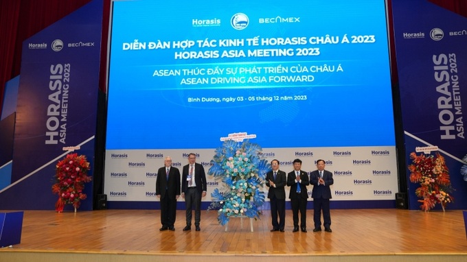 Ông Huỳnh Thành Đạt, Bộ trưởng Bộ KHCN Việt Nam tặng hoa chúc mừng khai mạc Diễn dàn hợp tác Kinh tế Horasis Châu Á 2023.