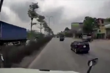 Bài học đắng khi xe du lịch "hơn thua" với xe công-ten-nơ