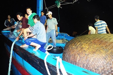 Cứu 10 ngư dân trên tàu cá hỏng máy ở Trường Sa