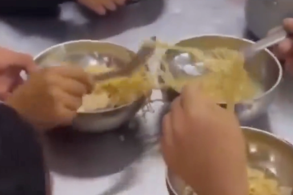 11 học sinh với 2 gói mì trộn cơm: Ăn luôn trên bữa ăn của học trò! - 1
