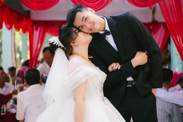 Mối tình "đũa lệch" của cầu thủ bóng rổ cao 2,03m và bà xã 1,62m