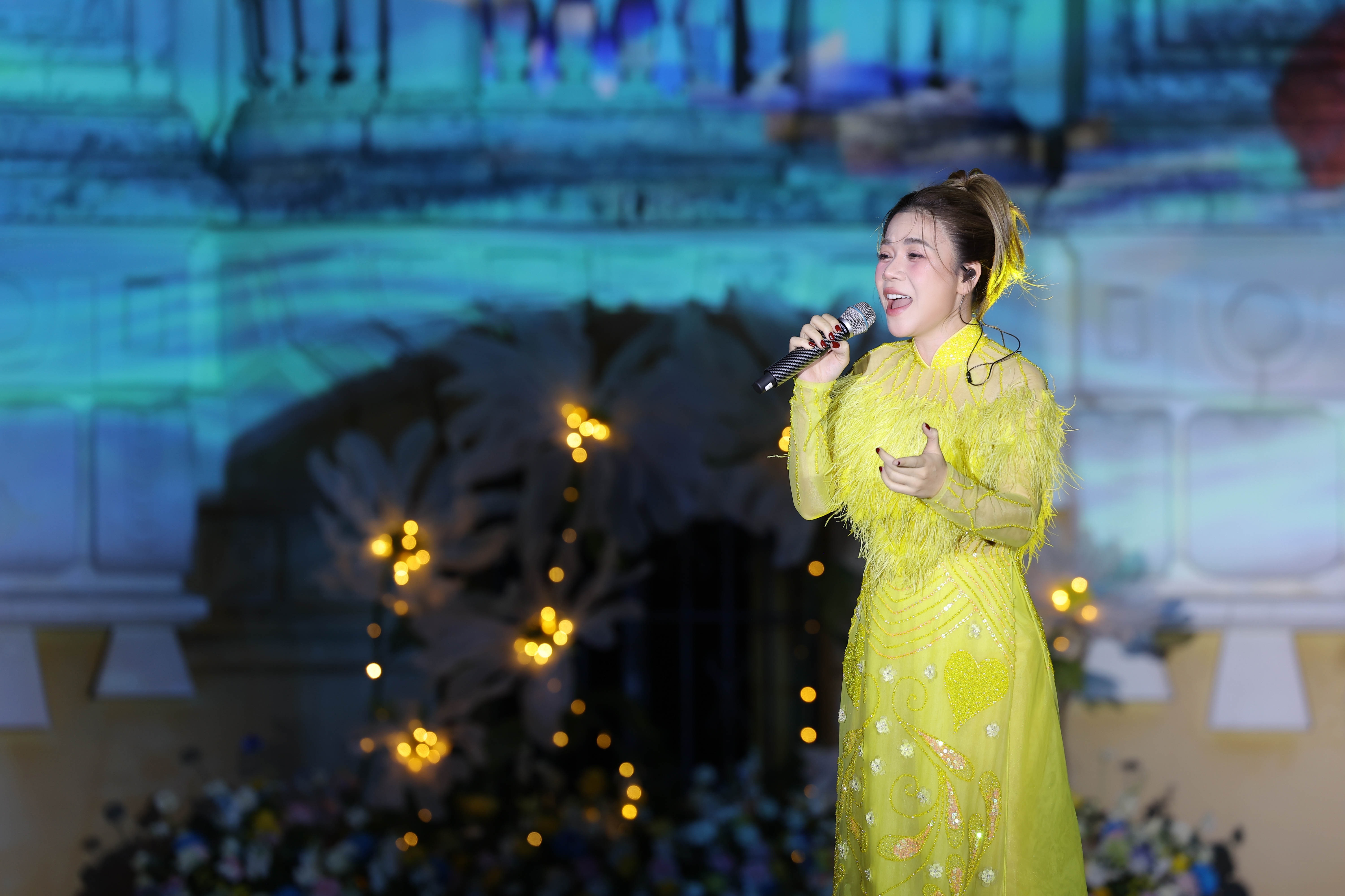 Tuan Hung ຈັບມືພັນລະຍາ Huong Baby ເປັນ vedette ໃນງານວາງສະແດງ - 11 Tuấn Hưng dắt tay bà xã Hương Baby làm vedette show thời trang - 11