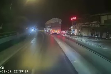 Xe con lạng lách, chèn ép để không cho xe tải vượt lên