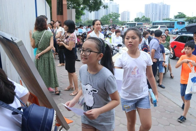 L'examen d'évaluation des compétences de l'école primaire est aussi intense que l'examen universitaire, tous les créneaux d'examen sont partis avant la fin de la journée - 1 Thi đánh giá năng lực tiểu học căng như ĐH, chưa hết ngày đã hết suất thi - 1