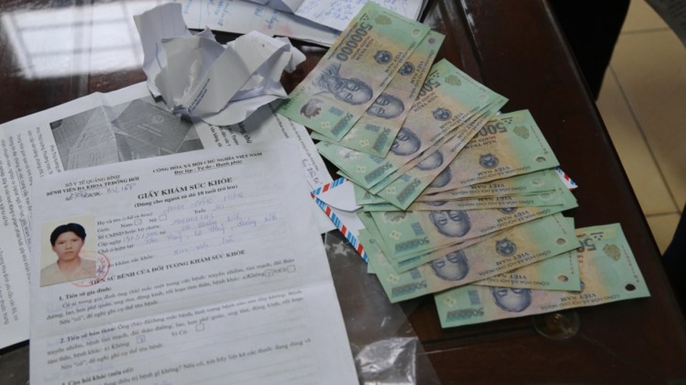 Khởi tố kẻ giới thiệu là phóng viên rồi cưỡng đoạt tiền bệnh viện - 2 Khởi tố kẻ giới thiệu là phóng viên rồi cưỡng đoạt tiền bệnh viện - 2