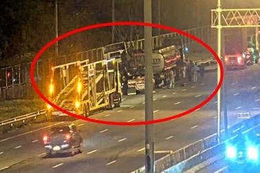 Dừng xe thay tã cho con trên cao tốc, gia đình 8 người bị tông tử vong