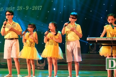 Xúc động tiếng đàn, tiếng hát của học sinh khiếm thị