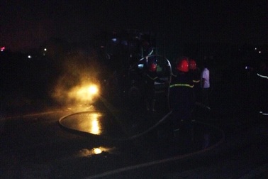 Xe tải bỗng dưng bốc cháy khi đang lưu thông