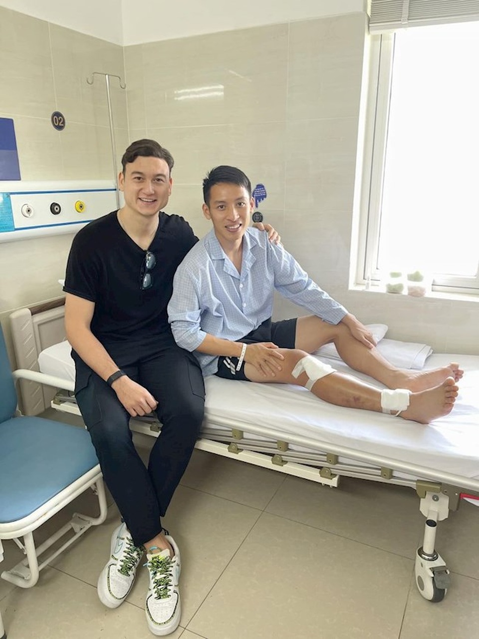 Đặng Văn Lâm bất ngờ về Việt Nam thăm Đỗ Hùng Dũng - 1 Đặng Văn Lâm bất ngờ về Việt Nam thăm Đỗ Hùng Dũng - 1