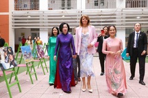 Phu nhân Chủ tịch nước và Phu nhân Tổng thống Bulgaria thăm trường mầm non