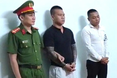 Bắt 2 đối tượng dùng súng bắn và đe dọa giết người