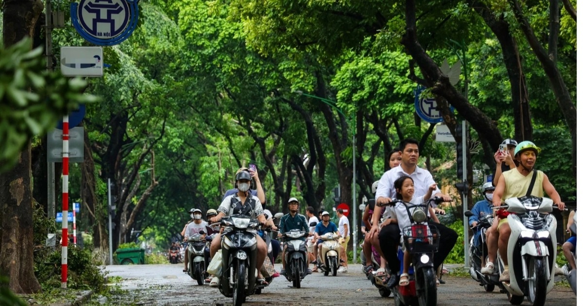 View - Hà Nội: Nhiều người ra đường ngổn ngang cảm xúc sau cơn bão tan | Báo Dân trí