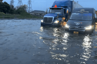 Dòng xe "bò" qua đoạn đường ngập trên cao tốc Pháp Vân - Cầu Giẽ