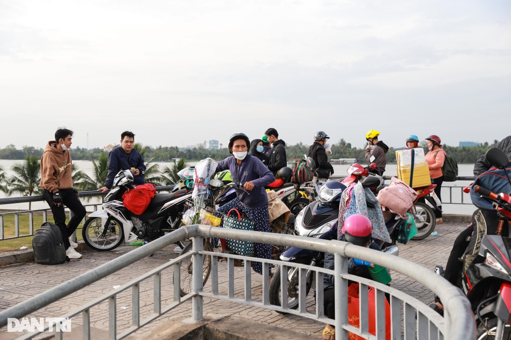 Người dân đổ xô về quê, cầu Rạch Miễu ùn ứ dài - 6 Người dân đổ xô về quê, cầu Rạch Miễu ùn ứ dài - 6