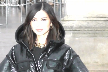 Gemma Chan sành điệu dự tuần lễ thời trang