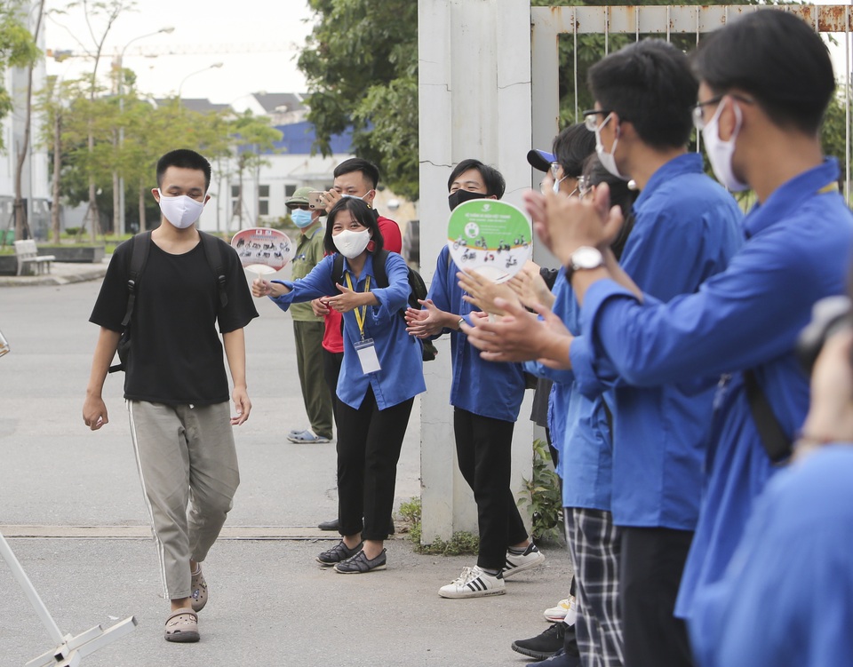 Thanh niên tình nguyện sát cánh cùng thí sinh thi tốt nghiệp THPT 2020 - 8 Thanh niên tình nguyện sát cánh cùng thí sinh thi tốt nghiệp THPT 2020 - 8
