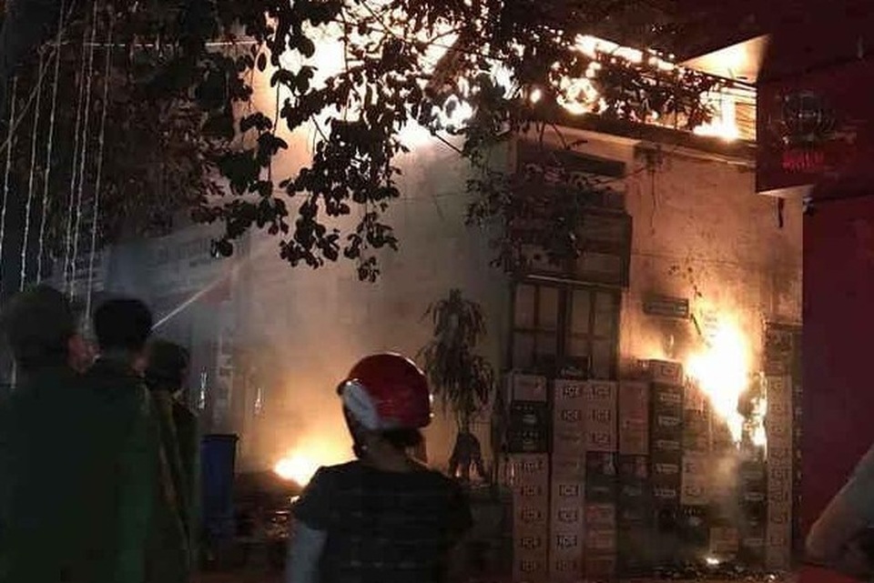 Thấy nhà cháy, thanh niên leo lên nóc nhà... đòi tự vẫn - 1